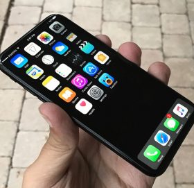 एप्पलको आइफोन ८ मा वायरलेस चार्जिङ !