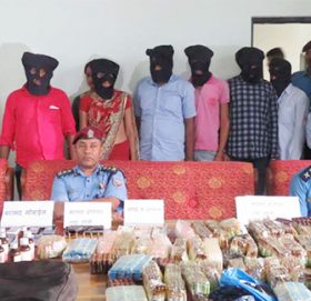 पेस्तोल र लागूऔषधसहित ७ भारतीय पक्राउ