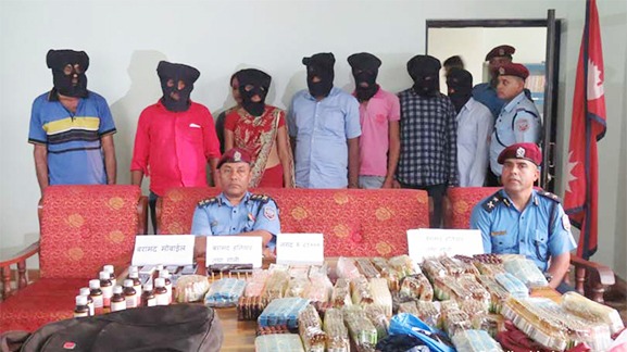 पेस्तोल र लागूऔषधसहित ७ भारतीय पक्राउ