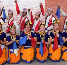 नमस्ते नृत्या समूहका सदस्याहरु नृत्या प्रस्तुत गरिसकेपछि ।