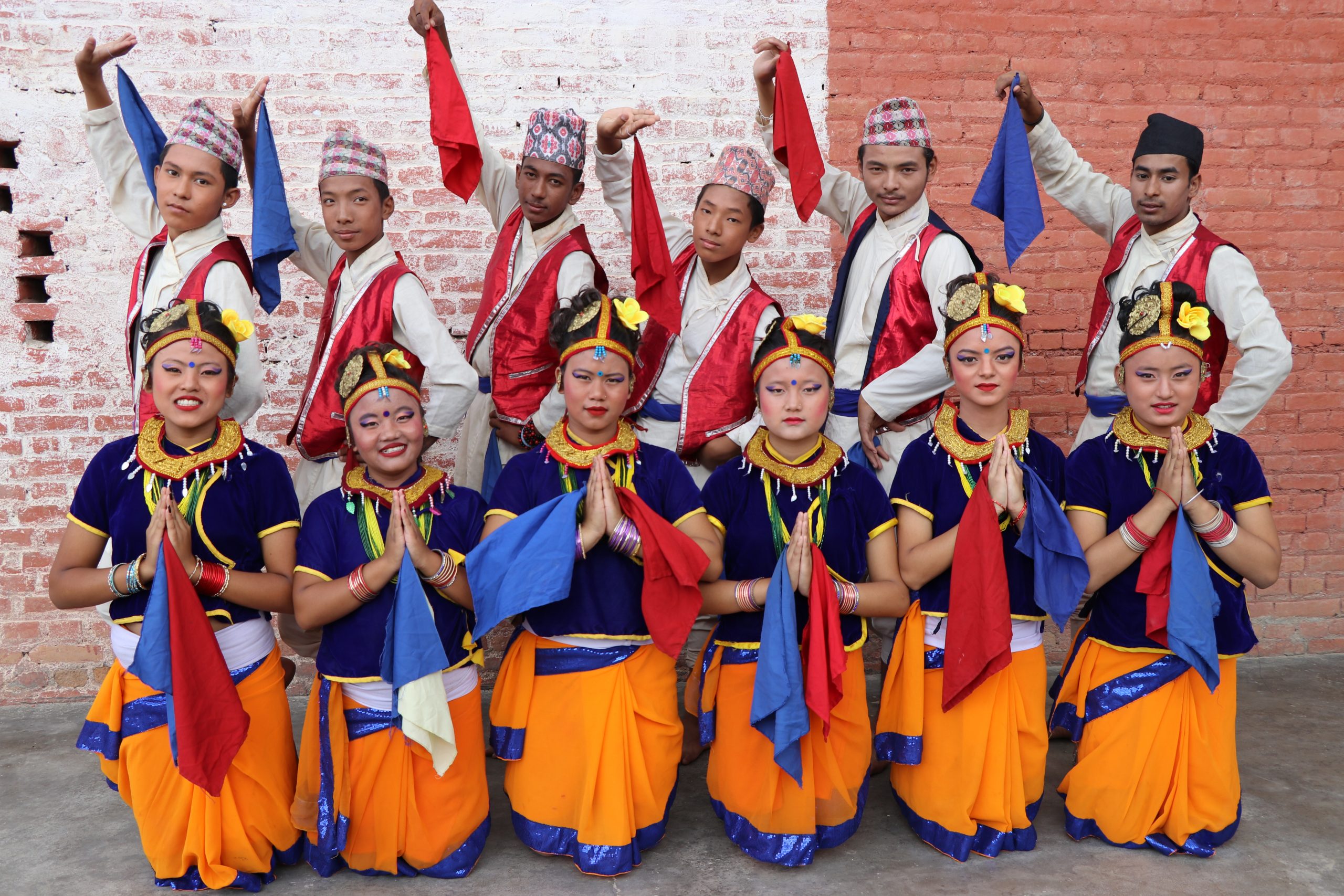 नमस्ते नृत्या समूहका सदस्याहरु नृत्या प्रस्तुत गरिसकेपछि ।