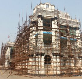 सिंहदरबारको मुख्य भवनमा फलाम ठड्याउन मात्रै डेढ करोड खर्च : ‘रेट्रोफिटिङ’को टुङ्गो छैन