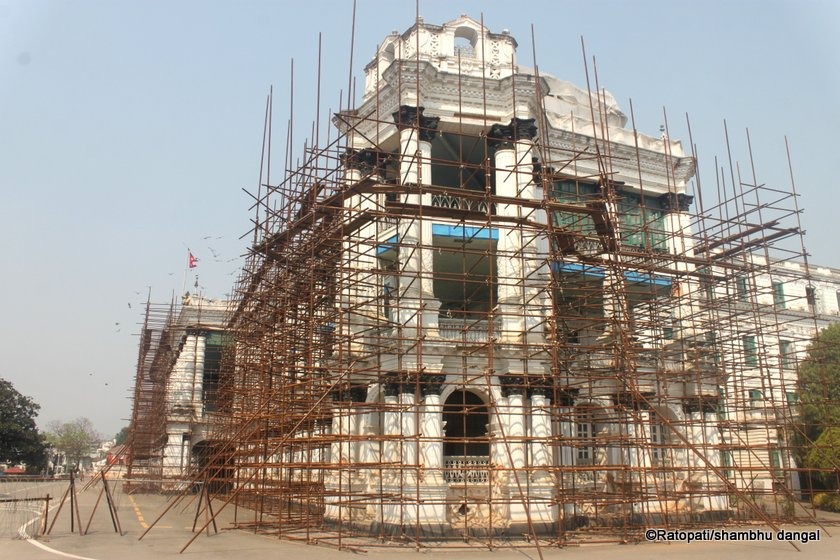 सिंहदरबारको मुख्य भवनमा फलाम ठड्याउन मात्रै डेढ करोड खर्च : ‘रेट्रोफिटिङ’को टुङ्गो छैन