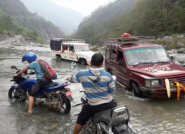 दुधकोशी खोलामा यात्राुहरु गाडी अवतरन गर्दै फोटो: गणेश कुमार राई