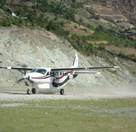 १२ हजार ८०० फिट उचाईंमा दुर्घटनाग्रस्त अवस्थामा भेटियो मकालु एयरको जहाज