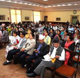 मन्त्रीहरुलाई सत्तारुढ सांसदको प्रश्न-फेसबुकमा लोकप्रिय हुने कि जिम्मेवारी बहन गर्ने ?