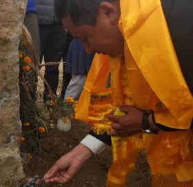 श्री बासा खाली माविको स्वर्णप्रतीकको सिलन्यास (फोटो फिचर)