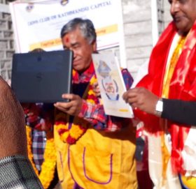 नेता प्रकाशसिंह कार्कीद्धारा सोलुखुम्बुका १८ वटा विद्यालयलाई ल्यावटप वितरण