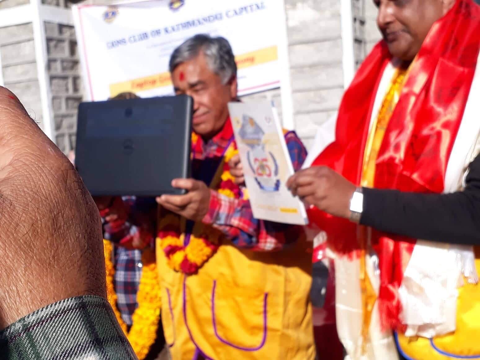 नेता प्रकाशसिंह कार्कीद्धारा सोलुखुम्बुका १८ वटा विद्यालयलाई ल्यावटप वितरण