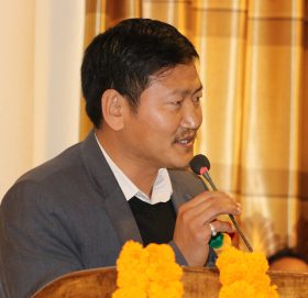 सोलुखुम्बु आउनु है हजुर गीतको लोकार्पण समारोह सम्बोधन गर्नुहुँदै मा हेम कुमार राई Photo: Ganga Ram Rai