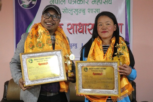 सोलु एफ एमका निर्देशक श्रेष्ठ सहित दुई पत्रकार सम्मानीत ।