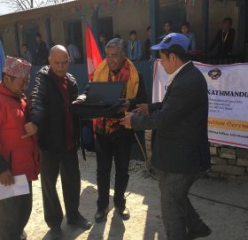 समाजसेवी तथा कांग्रेस नेता प्रकाशसिंह  कार्कीले ११ वटा सरकारी बिधालयहरुलाई ल्याप्टप दिए