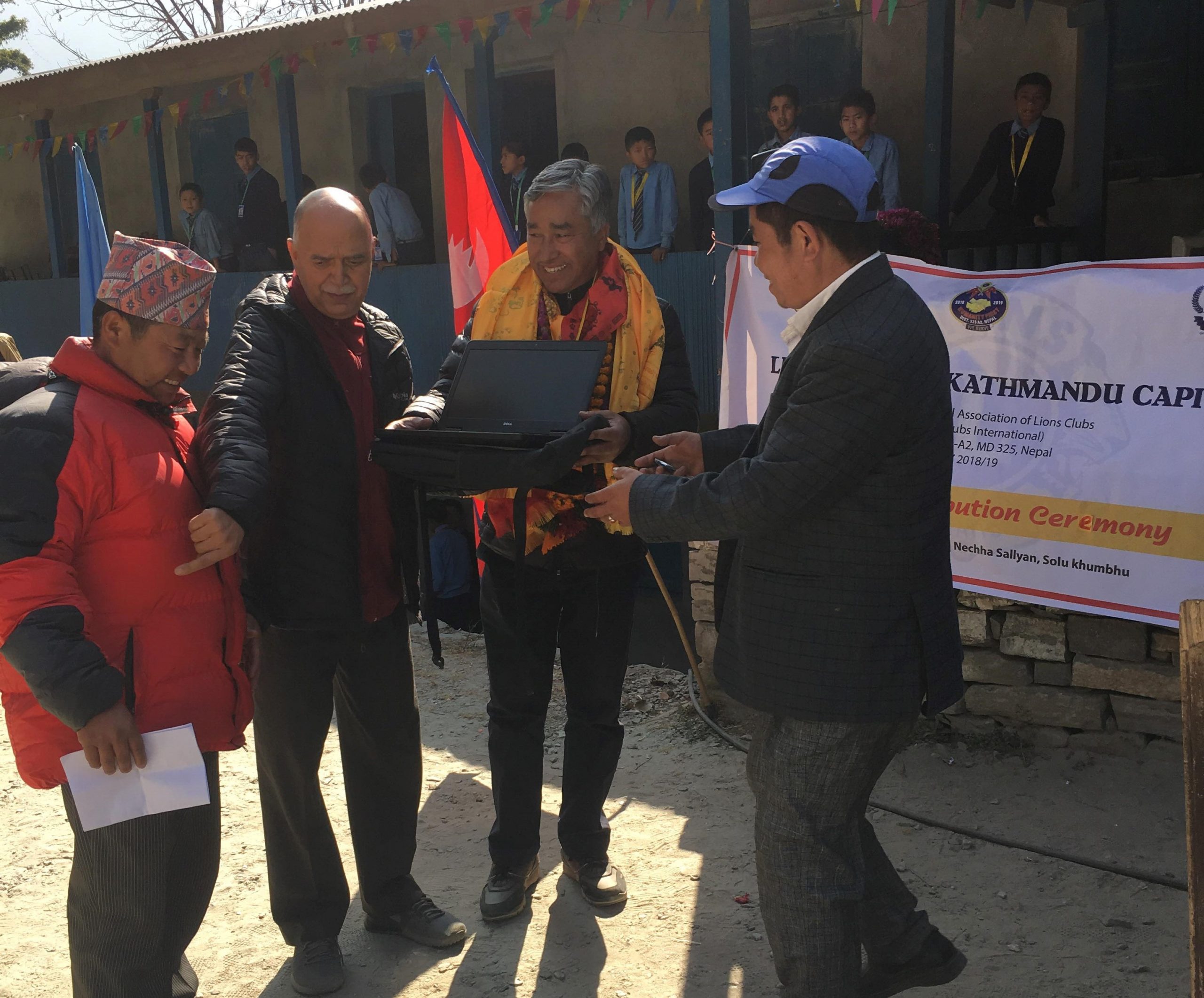 समाजसेवी तथा कांग्रेस नेता प्रकाशसिंह  कार्कीले ११ वटा सरकारी बिधालयहरुलाई ल्याप्टप दिए