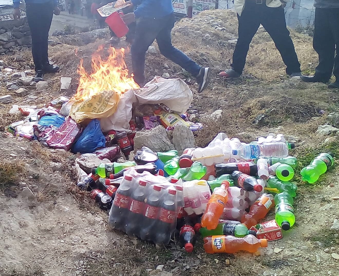 सोलुखुम्बु प्रशासनद्धारा ठूलो परिमाणमा म्याद गुज्रिएका खाद्य सामाग्री जफत