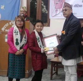 अर्जुन खालिङकी पुत्रीलाई किरात राई यायाेक्खाद्वारा शैक्षिक वृत्ति प्रदान