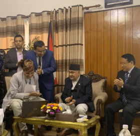 १० रुपैयाँमा किन्न पाइने त्रिशुलीको शेयर खुल्यो, प्रधानमन्त्री ओलीले दिए पहिलो आवेदन