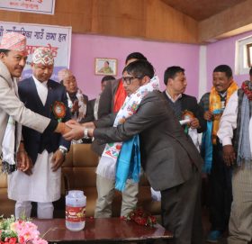 काङ्रेस सभापति सहित एक दर्जन कार्यकता नेकपा प्रबेश