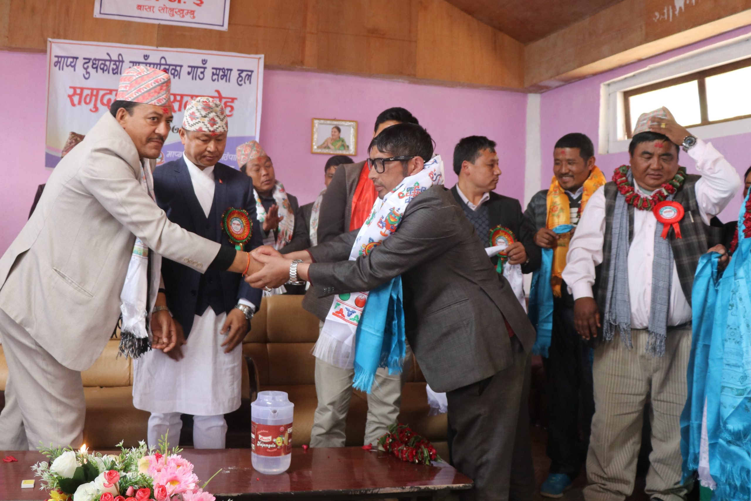 काङ्रेस सभापति सहित एक दर्जन कार्यकता नेकपा प्रबेश