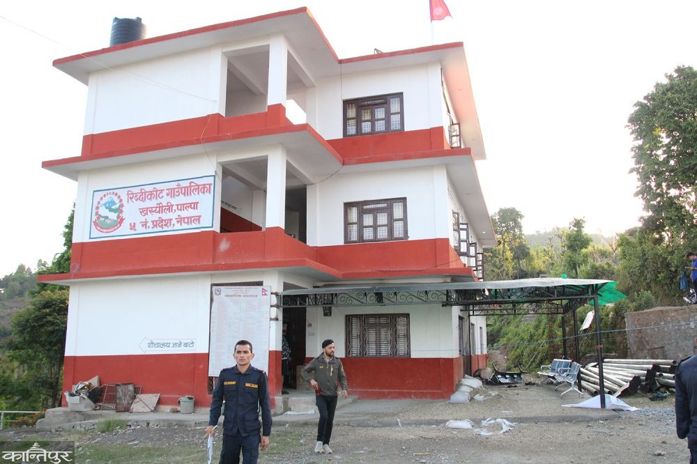 गाउँपालिका कार्यालयमा बम विष्फोट