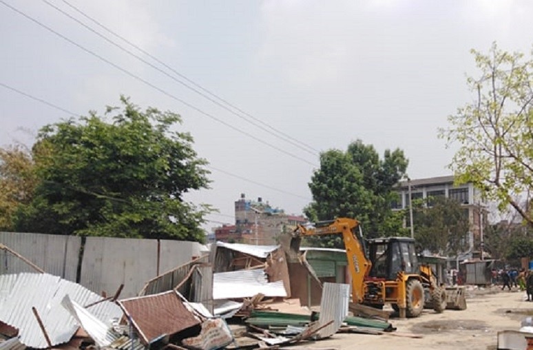 व्यापारीहरुको अवरोधका बीच चल्यो खुलामञ्चमा डोज