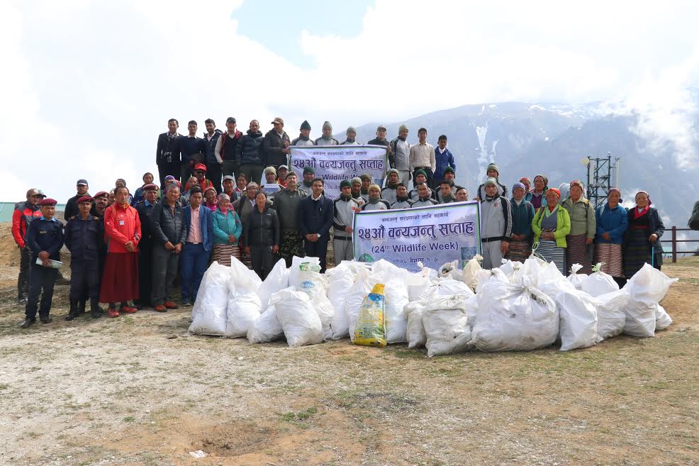 सगरमाथा क्षेत्रमा संकलित १ हजार फोहोर हेलिकप्टरमार्फत काठमान्डौ लगियो