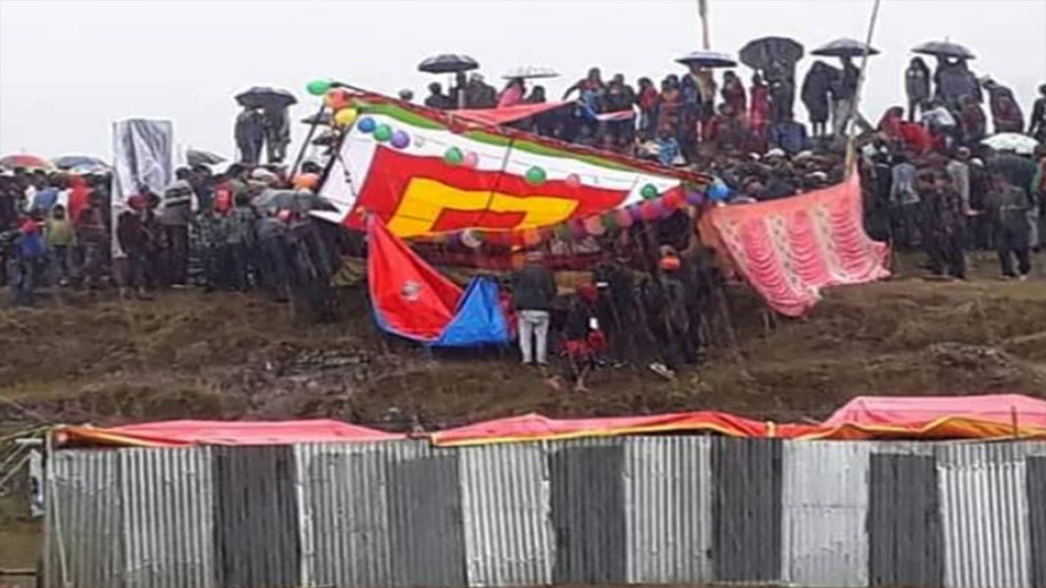 महोत्सवको स्टेज भाँचिदा मुख्यमन्त्री भुईमा पछारिए, ३ जना घाईते