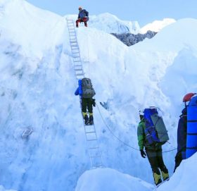 सगरमाथाकाे उचाइ नाप्ने टोली शिखरमा, आधा घण्टा ‘अब्जरभेसन’