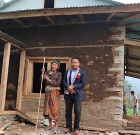 वडा कार्यालयद्वारा निर्माण गरिएको भवन असाहाय महिला रत्न कुमारी राईलाई हस्तान्तरण