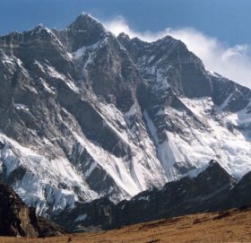 ल्होत्से हिमालको चुचुरोमा सोलुखुम्बुको ३ जना सहित पुगे ५ नेपाली