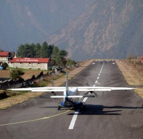 मौसम खराबीका कारण उडान ठप्प हुदाँ लुक्लामा २ सय भन्दा बढी यात्रु अलपत्र