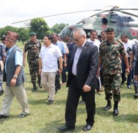 बाढीपीडितहरुको हेलिकोप्टरबाट अनुगमन, आक्रोशित बने पीडित