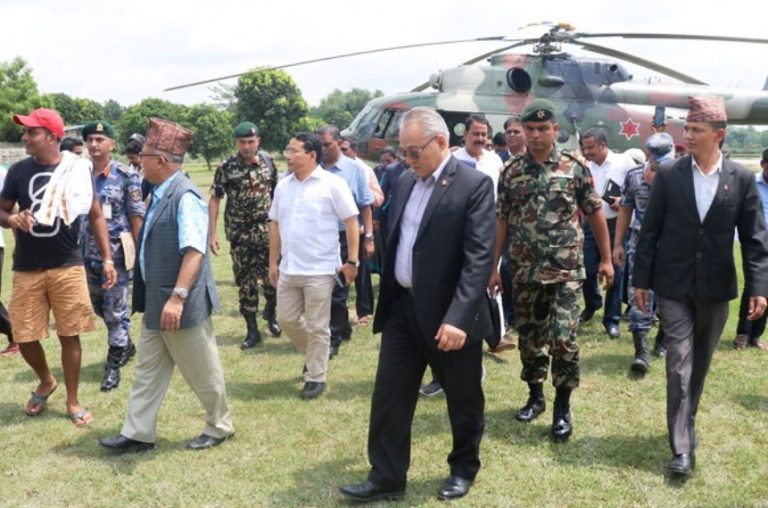 बाढीपीडितहरुको हेलिकोप्टरबाट अनुगमन, आक्रोशित बने पीडित