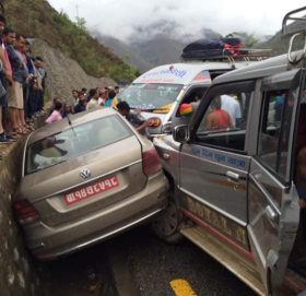 सुनकोशी गाउँपालिका चैनपुरमा तीनवटा यातायात ठोकिदा १० जना घाइते