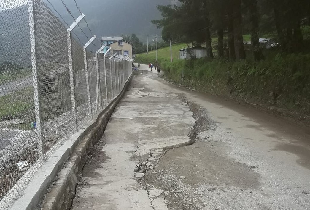 भत्किएको फाप्लु विमानस्थल पार्किङको ठेकेदारद्धारा प्रशासनको आदेशको अवज्ञा