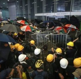 हङकङ: संसद भवनमा छिरेका प्रदर्शनकारीलाई प्रहरीले निकाल्यो