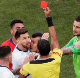 अर्जेन्टिनाका स्टार खेलाडी मेसीलाई रातो कार्ड