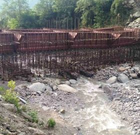 सोलुखुम्बुको नेचामा निर्माणाधीन पक्की पुलमा क्षति