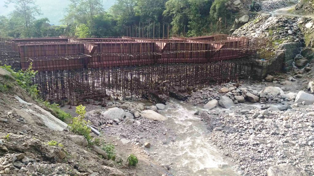 सोलुखुम्बुको नेचामा निर्माणाधीन पक्की पुलमा क्षति