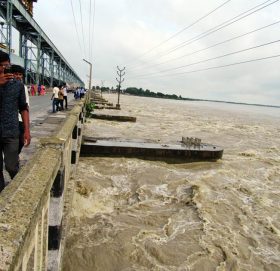सप्तकोशी नदीमा पानीको बहाव उच्च भएपछी रातो बत्ती बालियाे