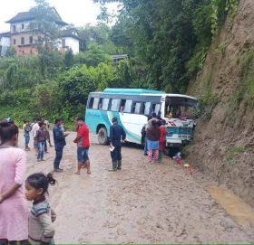 भोजपुरको सिद्धेश्वरमा बस दुर्घटना हुँदा नाै जना घाइते