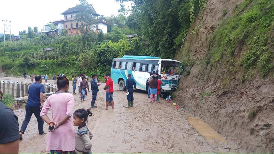 भोजपुरको सिद्धेश्वरमा बस दुर्घटना हुँदा नाै जना घाइते