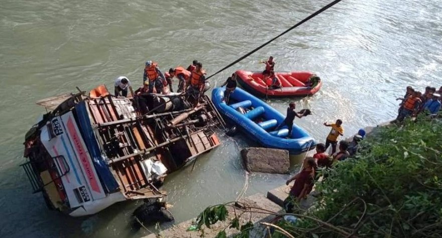 सुनकोशी नदीमा बस खस्दा मृत्यु हुनेको संख्या १७ पुग्यो