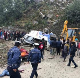 सिन्धुपाल्चोकको सुनकोशी गाउँपालिकामा बस दुर्घटना, ११ जनाको मृत्यु