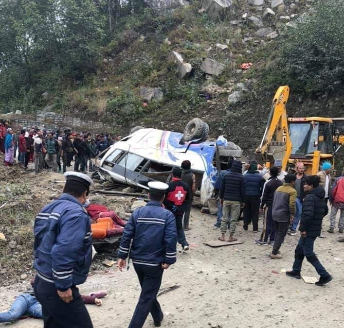 सिन्धुपाल्चोकको सुनकोशी गाउँपालिकामा बस दुर्घटना, ११ जनाको मृत्यु