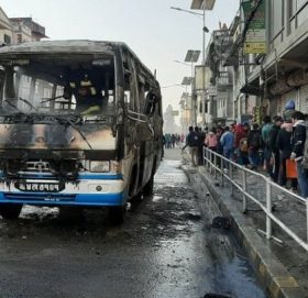 विधार्थिलाई ठक्कर दिएपछि चाबाहिलमा आक्राेशित भिडले जलाए बस