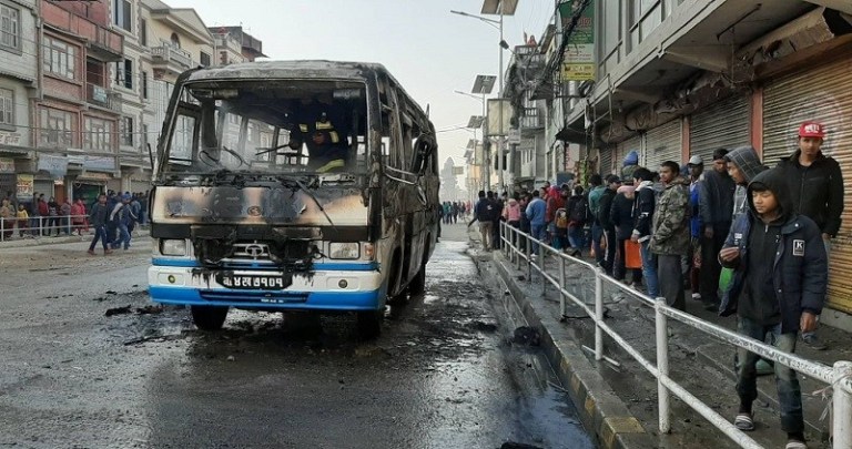 विधार्थिलाई ठक्कर दिएपछि चाबाहिलमा आक्राेशित भिडले जलाए बस