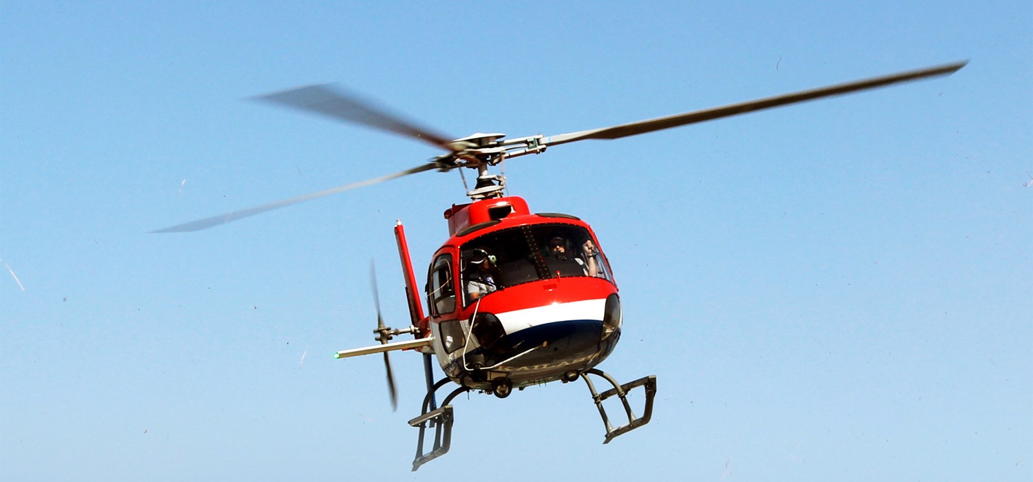 सोलुखुम्बुको आकाशमा उडिरहेको हेलिकोप्टरबाट जस्तापाता झर्‍यो