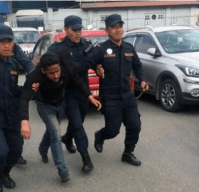 नेकपा अध्यक्ष प्रचण्डमाथि जुत्ता प्रहार