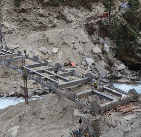 ओर्लाङ्घाटमा निर्माणधिन माप्य–खुम्बु मितेरी ट्रस ब्रिजको काम तिब्र गतिमा