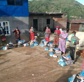 तागाउ डाँडा नुवाकोटका युवाहरुले राहात बितरण गर्दै